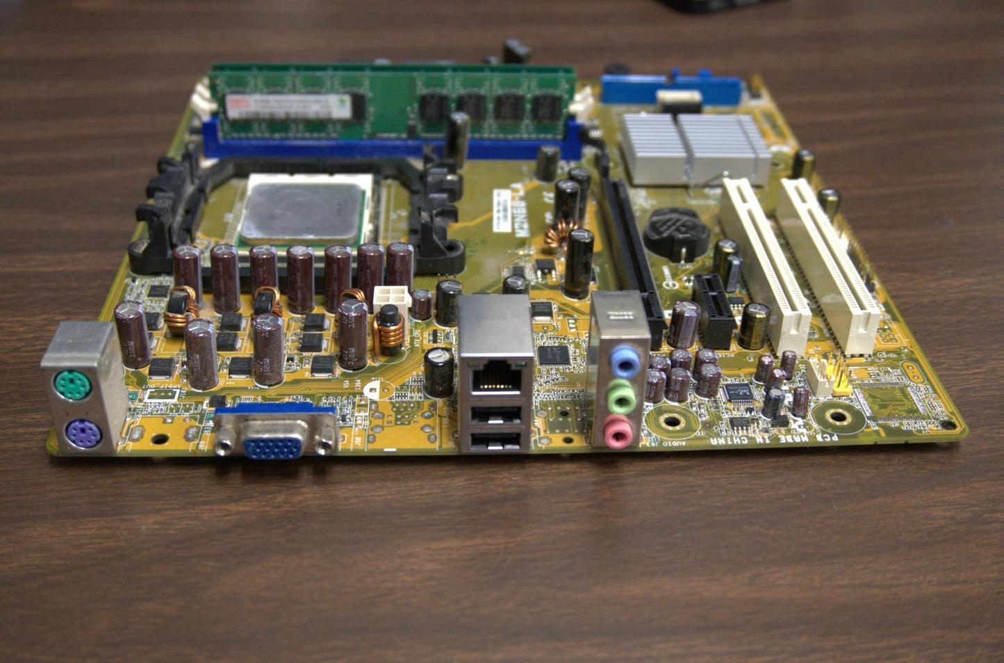 M2N68-LA AMD Athlon 7550 DDR2