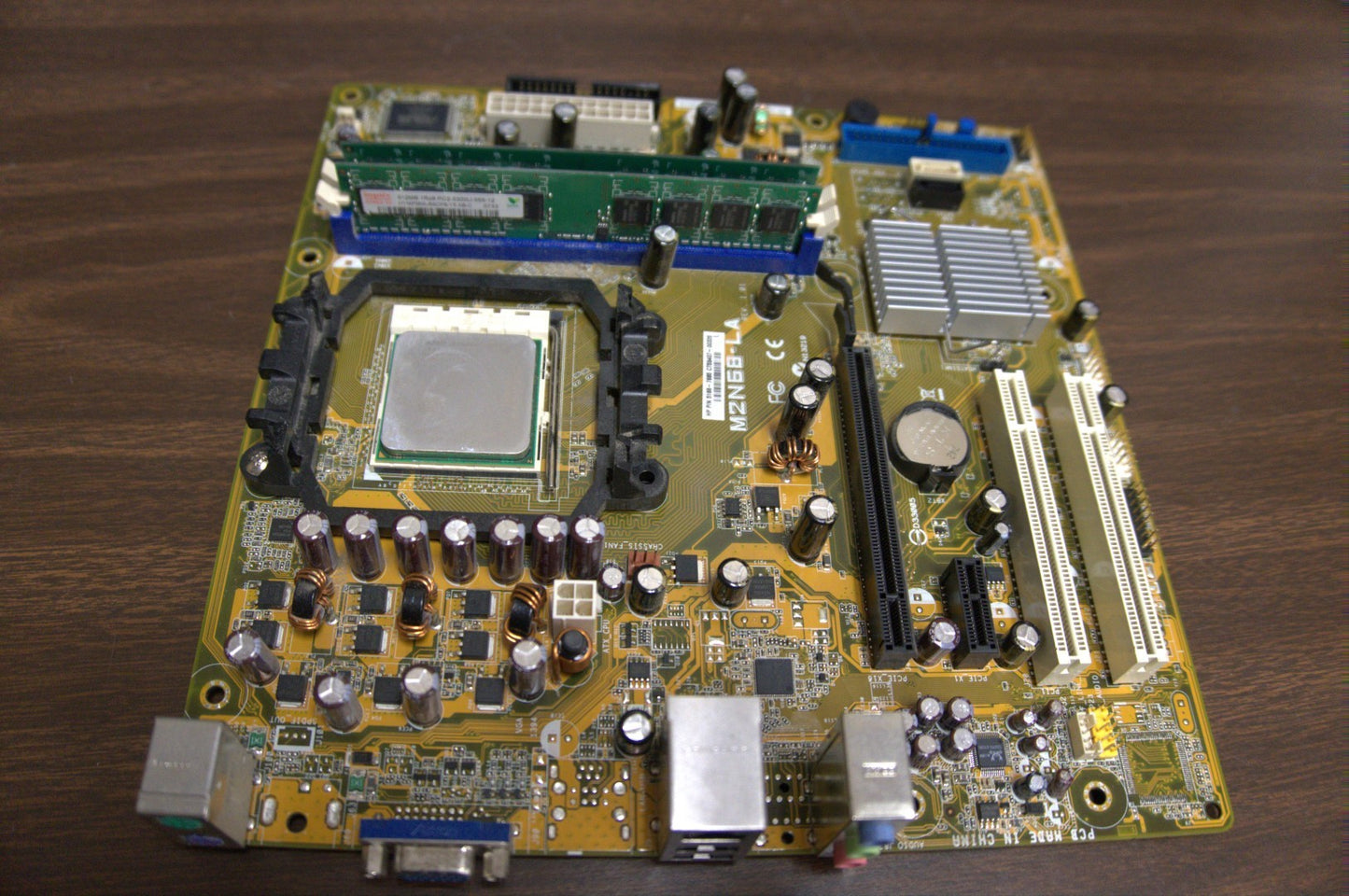 M2N68-LA AMD Athlon 7550 DDR2